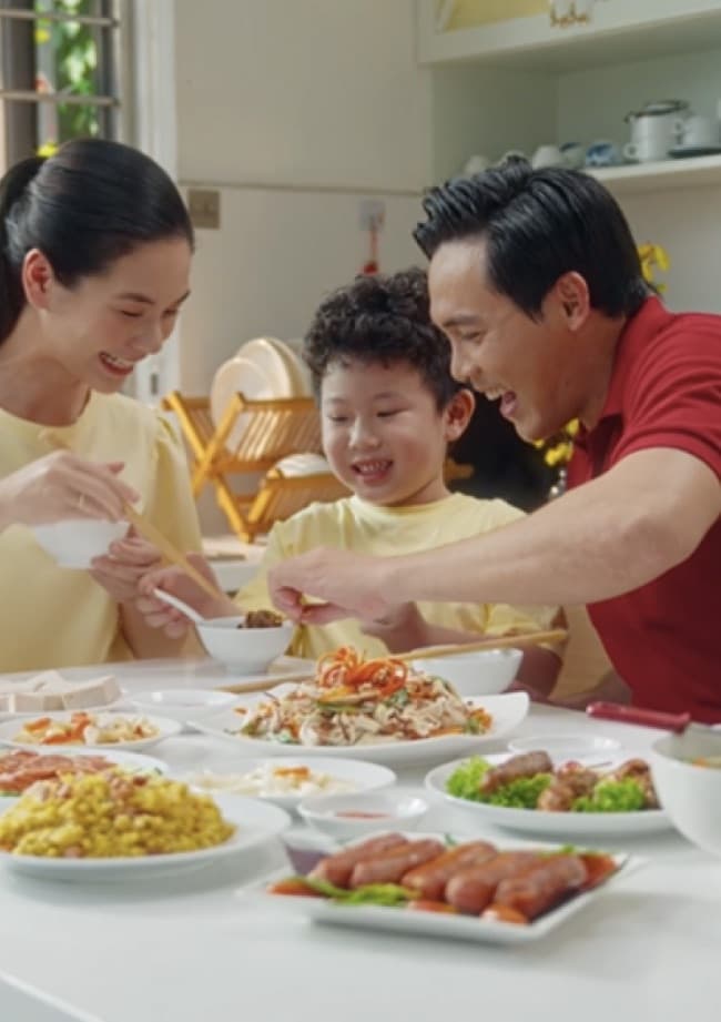 Gia đình quây quần bên bữa ăn