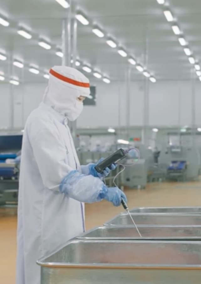 Nhân viên QA/QC kiểm tra sản phẩm trong nhà máy